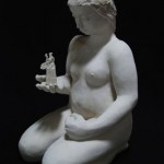 Manuela ante el monumento (Small)